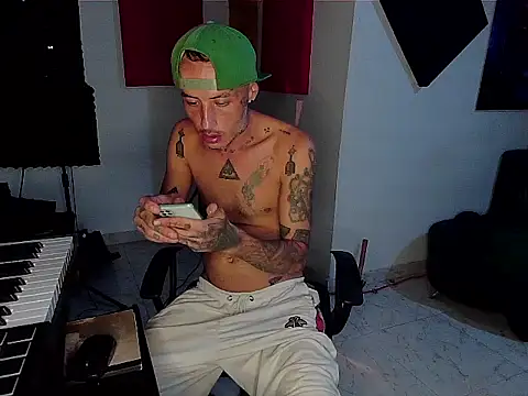 Snapshot of patrik_tattoo_ chatting on November 15, 9:28 am patrik tattoo online show from November 15, 9:28 am