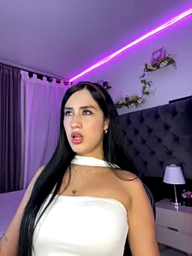 Snapshot of Amiirra_ chatting on November 11, 4:01 am Amiirra online show from November 11, 4:01 am