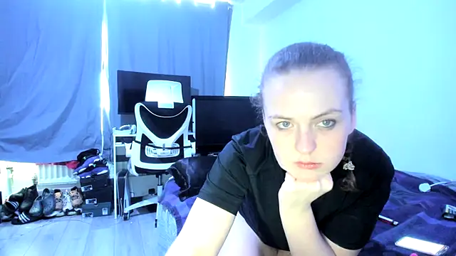 ENGLISHEMILY 69 online show from January 22, 1:42 pm