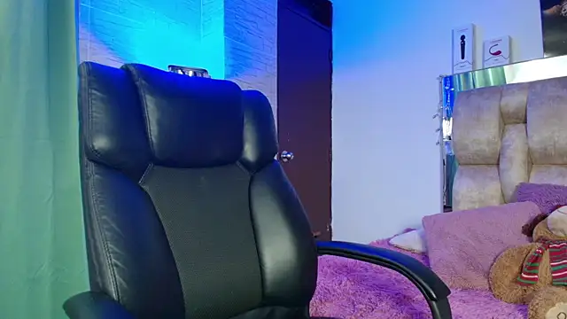 dakota Robbins  online show from October 28, 10:45 pm