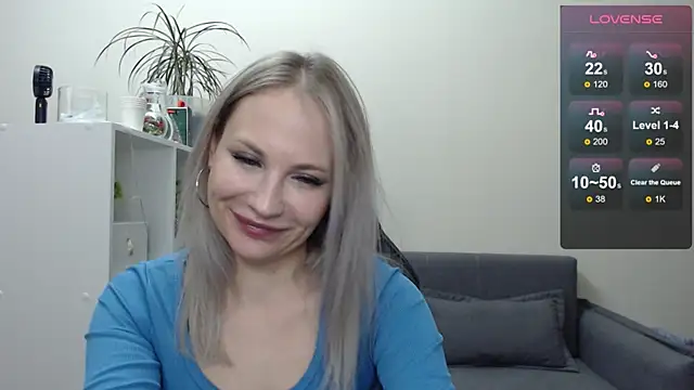 Snapshot of Sunny_bunny6 chatting on February 10, 6:35 pm Sunny bunny6 online show from February 10, 6:35 pm