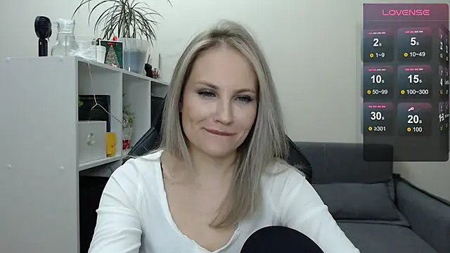 Snapshot of Sunny_bunny6 chatting on February 11, 3:18 pm Sunny bunny6 online show from February 11, 3:18 pm