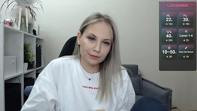 Snapshot of Sunny_bunny6 chatting on February 18, 1:00 pm Sunny bunny6 online show from February 18, 1:00 pm