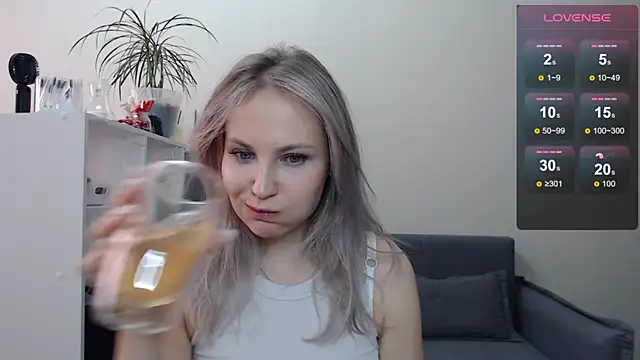 Snapshot of Sunny_bunny6 chatting on March 5, 9:27 am Sunny bunny6 online show from March 5, 9:27 am