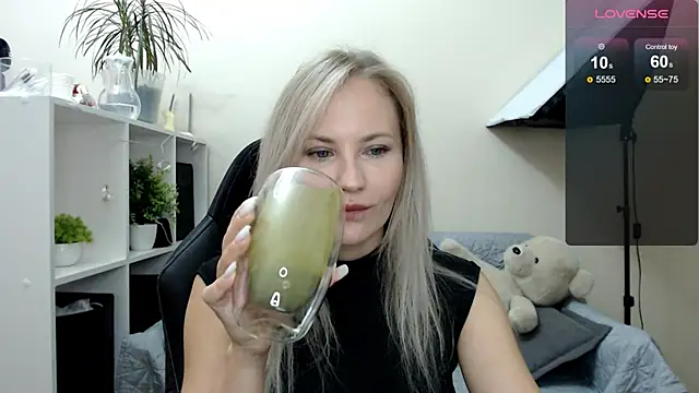 Snapshot of Sunny_bunny6 chatting on September 22, 4:58 am Sunny bunny6 online show from September 22, 4:58 am