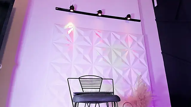 Snapshot of Emilyh_ chatting on January 22, 1:53 pm Emilyh online show from January 22, 1:53 pm