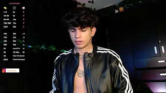 LyleBennett  online show from December 19, 2:57 pm