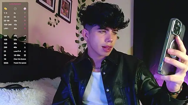 LyleBennett  online show from March 22, 10:49 am