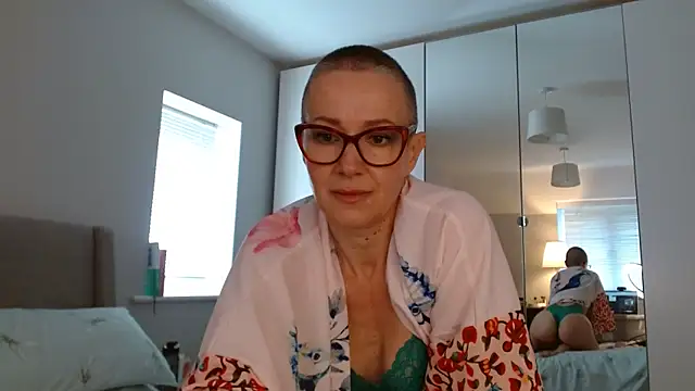 Snapshot of ELEGANT-ARIA36 chatting on February 18, 9:43 am ELEGANT-ARIA36 online show from February 18, 9:43 am