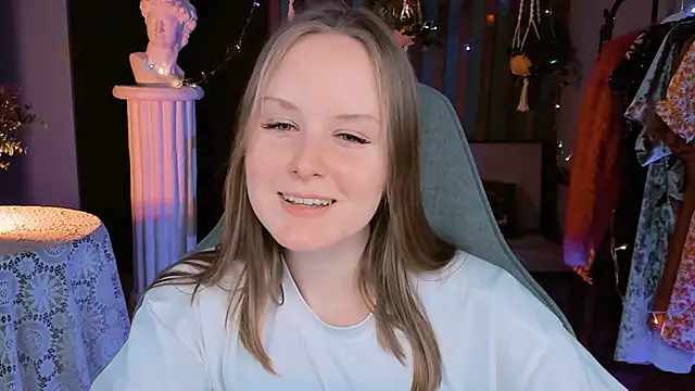 Snapshot of VivienLeeigh chatting on December 28, 10:13 pm VivienLeeigh online show from December 28, 10:13 pm