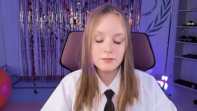 Snapshot of VivienLeeigh chatting on March 7, 8:22 pm VivienLeeigh online show from March 7, 8:22 pm