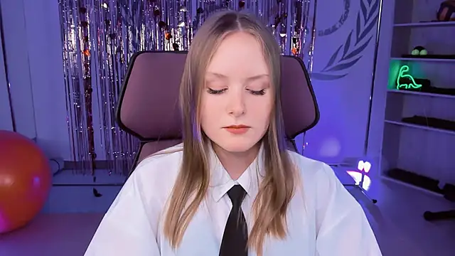 Snapshot of VivienLeeigh chatting on March 9, 6:21 pm VivienLeeigh online show from March 9, 6:21 pm