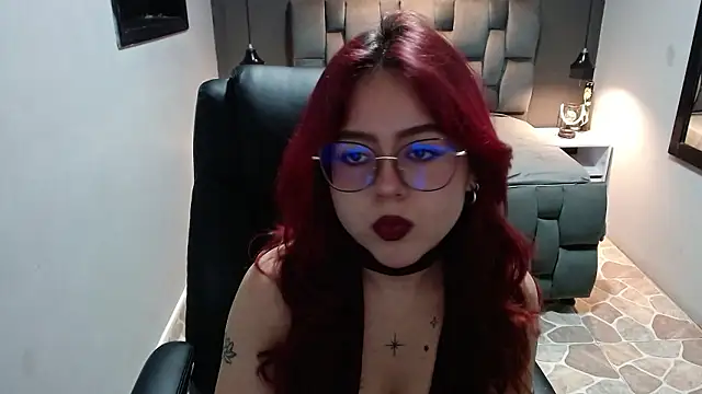 Snapshot of crimson_tati_ chatting on December 3, 3:09 am crimson tati  online show from December 3, 3:09 am