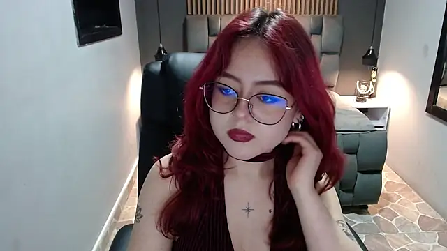Snapshot of crimson_tati_ chatting on December 3, 6:15 am crimson tati  online show from December 3, 6:15 am