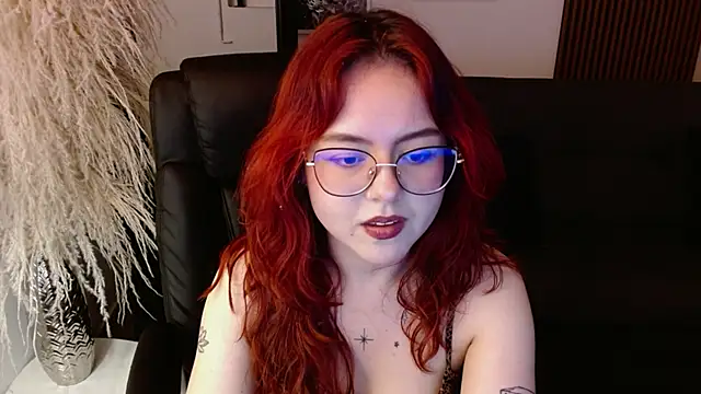 Snapshot of crimson_tati_ chatting on December 6, 10:38 am crimson tati  online show from December 6, 10:38 am