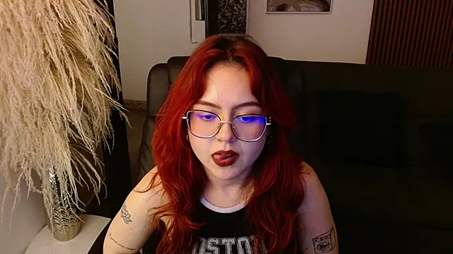 Snapshot of crimson_tati_ chatting on December 10, 8:51 am crimson tati  online show from December 10, 8:51 am