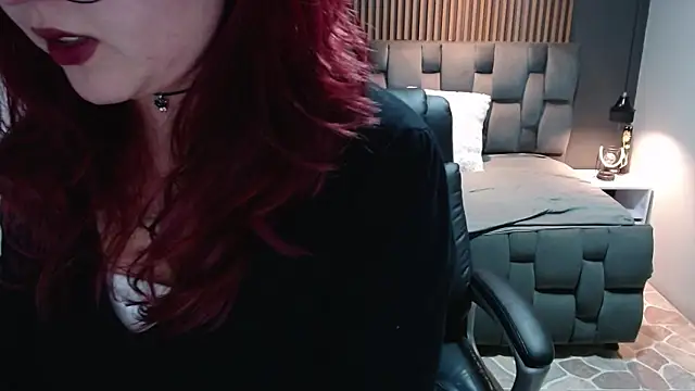 Snapshot of crimson_tati_ chatting on December 11, 6:04 am crimson tati  online show from December 11, 6:04 am