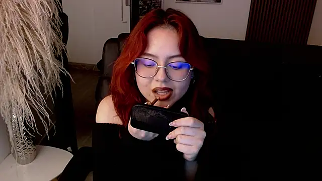 Snapshot of crimson_tati_ chatting on December 12, 8:57 am crimson tati  online show from December 12, 8:57 am