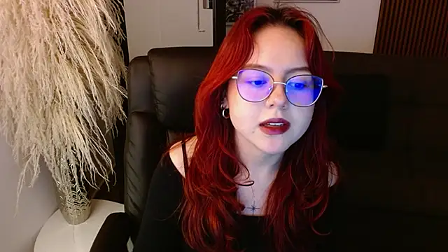 Snapshot of crimson_tati_ chatting on December 13, 7:25 am crimson tati  online show from December 13, 7:25 am