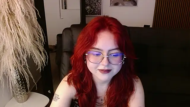 Snapshot of crimson_tati_ chatting on December 19, 6:23 am crimson tati  online show from December 19, 6:23 am