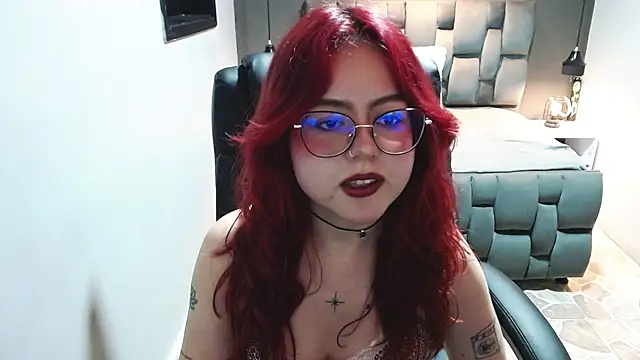 Snapshot of crimson_tati_ chatting on January 19, 8:39 am crimson tati  online show from January 19, 8:39 am