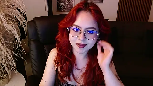 Snapshot of crimson_tati_ chatting on February 5, 3:23 am crimson tati  online show from February 5, 3:23 am