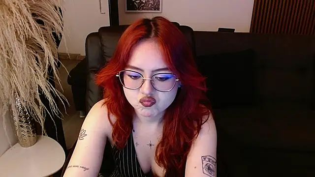 Snapshot of crimson_tati_ chatting on February 6, 4:21 am crimson tati  online show from February 6, 4:21 am
