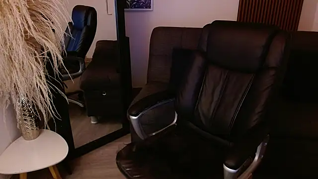 Snapshot of crimson_tati_ chatting on February 7, 6:35 am crimson tati  online show from February 7, 6:35 am