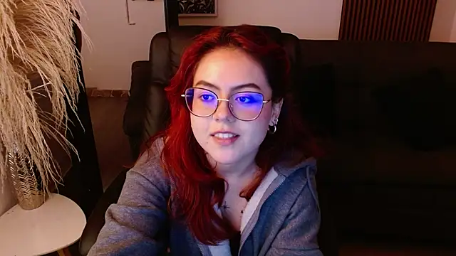 Snapshot of crimson_tati_ chatting on February 11, 8:37 am crimson tati  online show from February 11, 8:37 am