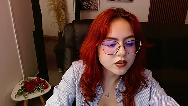 Snapshot of crimson_tati_ chatting on February 15, 9:16 am crimson tati  online show from February 15, 9:16 am