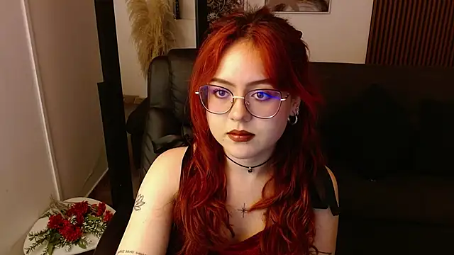 Snapshot of crimson_tati_ chatting on February 19, 8:12 am crimson tati  online show from February 19, 8:12 am