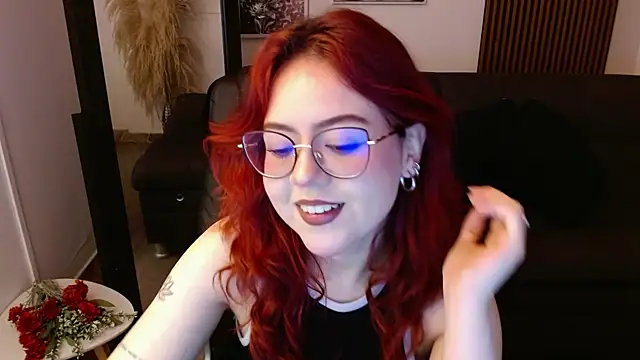Snapshot of crimson_tati_ chatting on February 21, 5:24 am crimson tati  online show from February 21, 5:24 am