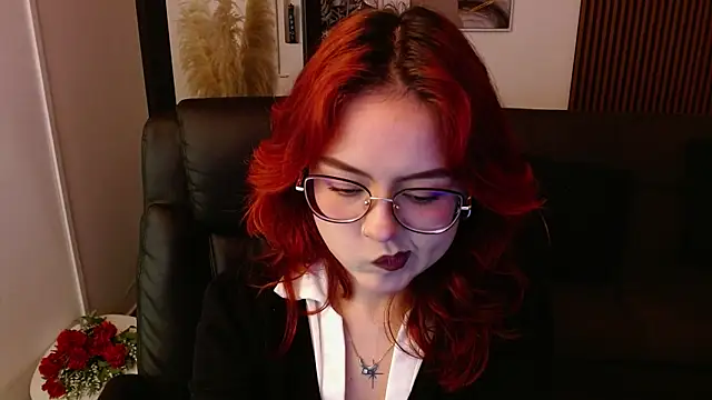 Snapshot of crimson_tati_ chatting on March 4, 5:00 am crimson tati  online show from March 4, 5:00 am