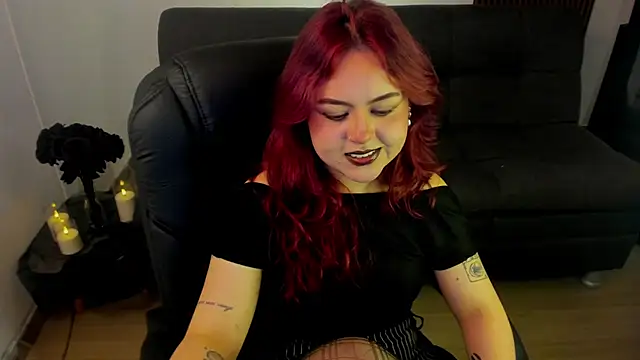 Snapshot of crimson_tati_ chatting on October 11, 3:39 am crimson tati  online show from October 11, 3:39 am