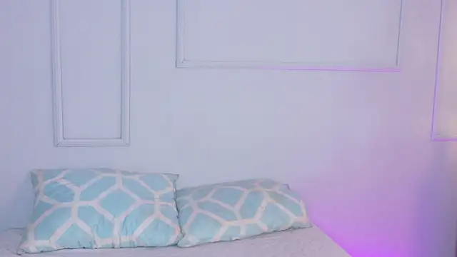 MiaOconner online show from October 10, 7:40 am