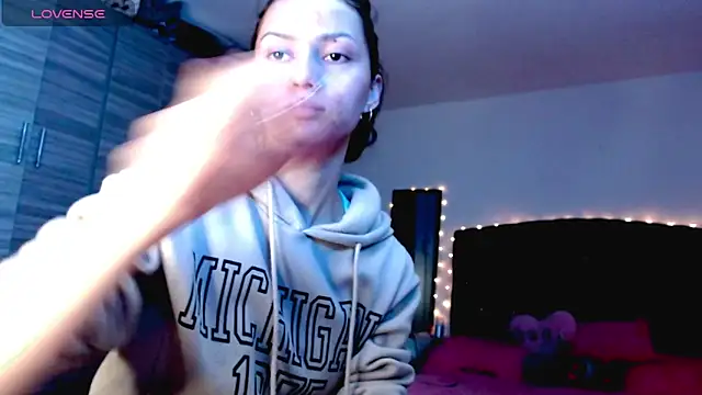 holy juli online show from December 16, 3:55 am