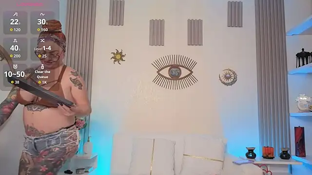 Snapshot of EMILY_ROUSSE71 chatting on June 25, 10:47 pm EMILY ROUSSE71 online show from June 25, 10:47 pm