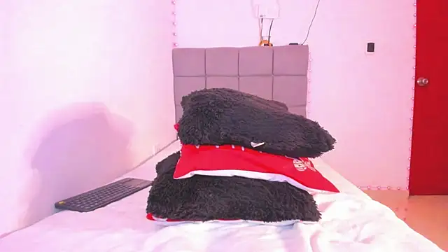 Snapshot of Miranda-brow chatting on December 15, 4:28 am Miranda-brow online show from December 15, 4:28 am