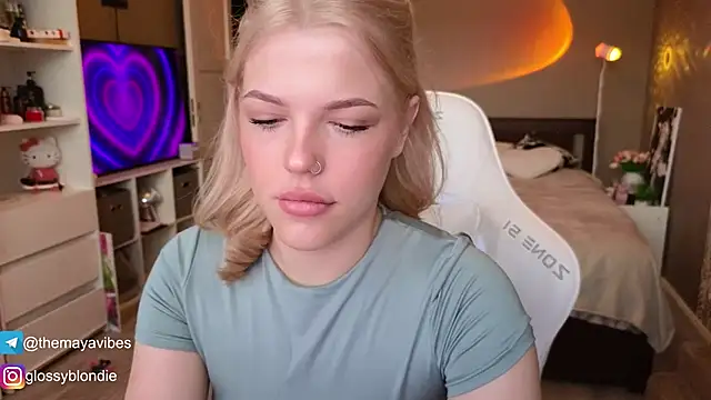 Maya Rave online show from April 8, 3:39 am