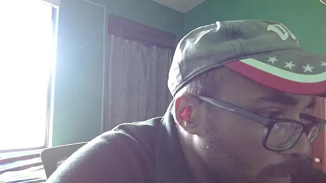 Snapshot of _______the chatting on December 16, 5:07 pm the online show from December 16, 5:07 pm