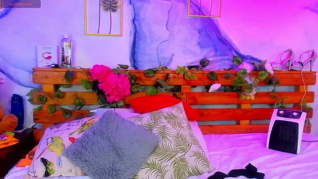 Snapshot of Perla_Franco chatting on March 15, 10:33 pm Perla Franco online show from March 15, 10:33 pm