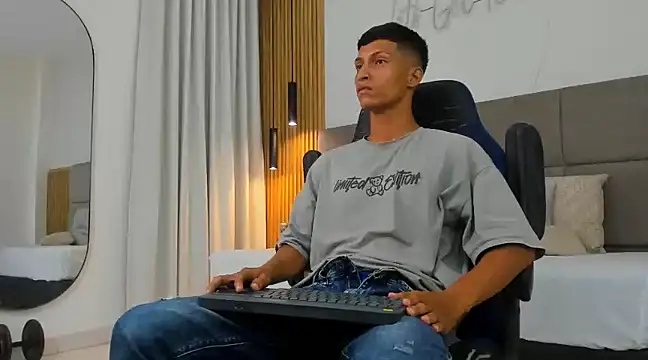 Snapshot of wolf_james123 chatting on February 4, 2:39 am wolf james123 online show from February 4, 2:39 am