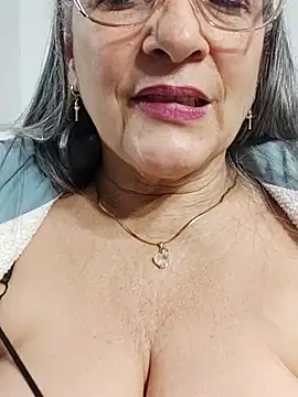 Snapshot of miisevvie_ chatting on March 3, 9:44 am miisevvie online show from March 3, 9:44 am