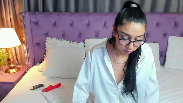 Snapshot of JulietShy chatting on January 12, 3:39 am JulietShy online show from January 12, 3:39 am