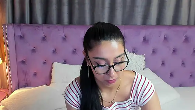 Snapshot of JulietShy chatting on January 17, 2:08 am JulietShy online show from January 17, 2:08 am