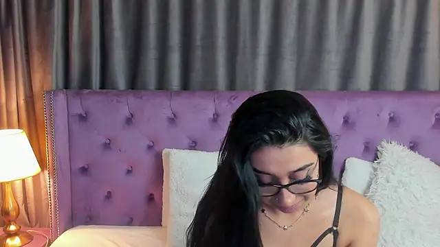 Snapshot of JulietShy chatting on January 18, 2:14 am JulietShy online show from January 18, 2:14 am