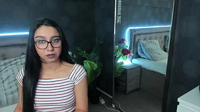 Snapshot of JulietShy chatting on February 11, 8:52 pm JulietShy online show from February 11, 8:52 pm