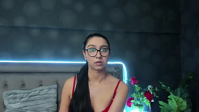 Snapshot of JulietShy chatting on February 14, 3:11 am JulietShy online show from February 14, 3:11 am