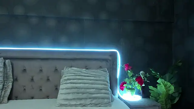 Snapshot of JulietShy chatting on February 23, 8:44 pm JulietShy online show from February 23, 8:44 pm