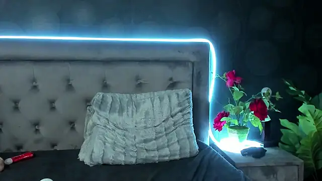 Snapshot of JulietShy chatting on March 6, 9:20 pm JulietShy online show from March 6, 9:20 pm